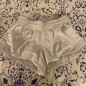 size 2 lululemon white hotty hot short 2.5 inseem